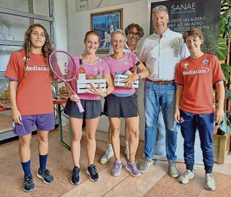 Valentina Aliprandi con la pèla resa e Giovanna Comina endèna la premiazion.
