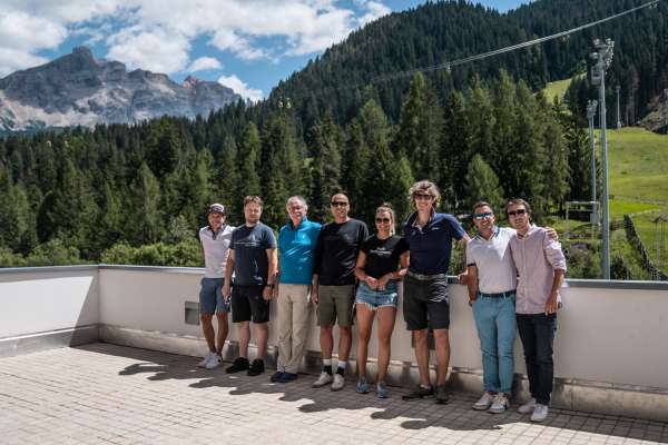 Mëmbri dla FIS adöm cun le consëi diretif dles gares de schi tl'Alta Badia (dmc) René Pitscheider, Janez Hladnik, Sergio Tiezza, Markus Waldner, Charlotte Chable, Emmanuel Couder, Andy Varallo y Mattia Davare. 
