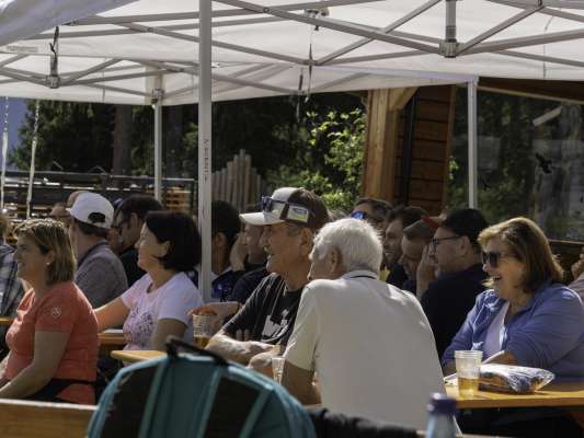 Tratan la festa cun volontars y colaboradus. (Foto: Skirama Plan de Corones)
