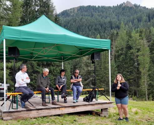 Bernard, Badaloni, Nemela e Salsa al confront sul tem de la comunanza, prejentà da la presidenta de Festa ta Mont Melissa Locatin. 
