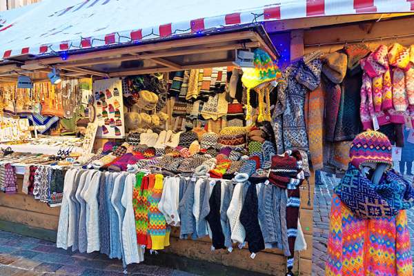 media/k2/galleries/20560/thumbs/knitted-goods-displayed-on-a-christmas-market-stall-for-sale-old-town-of-riga-latvia_web.jpg