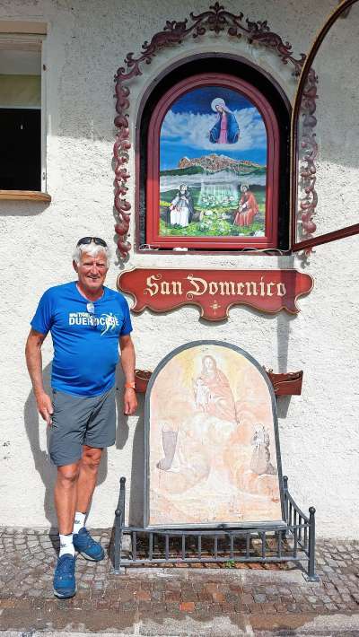 Dino Colli Dantogna daante el so depento, co i sante Domenico e Franzesco.
