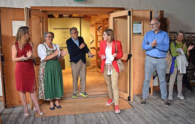 Ra inaugurazion de ra mostra, inze el museo de ra Regoles de Anpezo, agnó che ra restarà par un an intiero.
