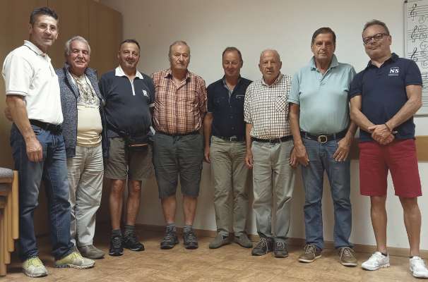 L cunsëi nuef dla sezion de Gherdëina dl’ANC. Da m.c.: Othmar Senoner, Albert Kasslatter, Markus Kostner, Quintilio De Toni, Reinhard Schmalzl, Friedrich Stuffer, Stefan Holzknecht y Raffael Landolfo; l mancia: Stefano Zanotti.
