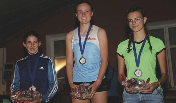 Sofia Demetz sun l scialier plu aut dl podest (foto: running.bz).
