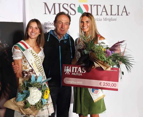 Sabrina Pellegrin, a man dreta, con la Soreghina del ultim an Silvia Zorzi e l president de Marcalonga Angelo Corradini.
