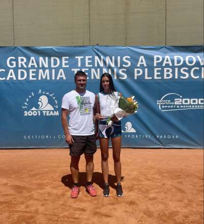 L alenadëur Stefano Bassetti y Laura Mair.
