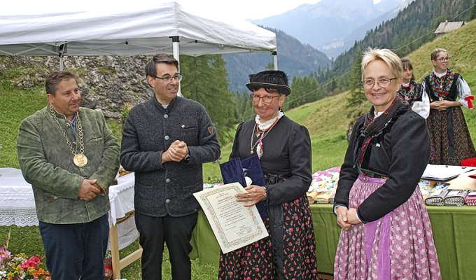 Andreina Grones, monia de la gliejia de Reba, col premio S.Maria Maiou. Dmc: el Capocomun Leandro Grones, don Andrea Constantini e Manuela Ladurner.
