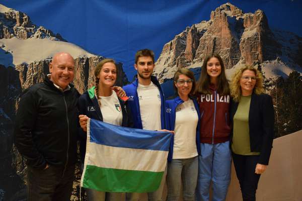 Caterina Carpano col tricolor ladin, Fabrizio Casal, Chiara Mazzel e Stefania Constantini coi giornalisć Giorgio Pedron e Elisa Salvi.
