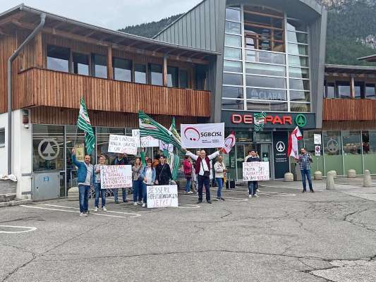 Le personal dla filiala da La Ila á protesté cuntra condiziuns de laur nia plü da tigní fora.
