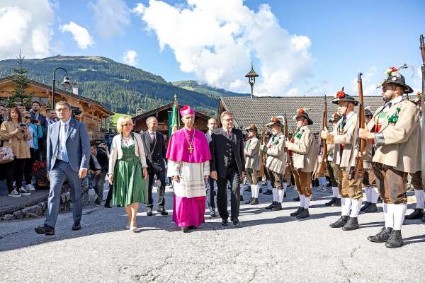 I Scizzeri e la Mujica de Alpbach dà l benvegnù al Prescident del Trentin Maurizio Fugatti, a la Vizeprescidenta del Südtirol Waltraud Deeg, al Vësco ausiliar de Salzburg Hansjörg Hofer e al Prescident del Tirol Günther Platter. Foto: Land Tirol/Sedlak
