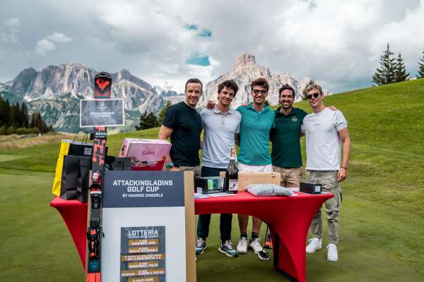 Premiera por le "Attackingladins Golf Cup" organisé da Hannes Zingerle: söl post ince atlec atifs tl monn dl schi: Christof Innerhofer, Hannes Zingerle, Alexander Prast, Alex Hofer y Matteo Canins. (Foto: Golf Club Alta Badia)
