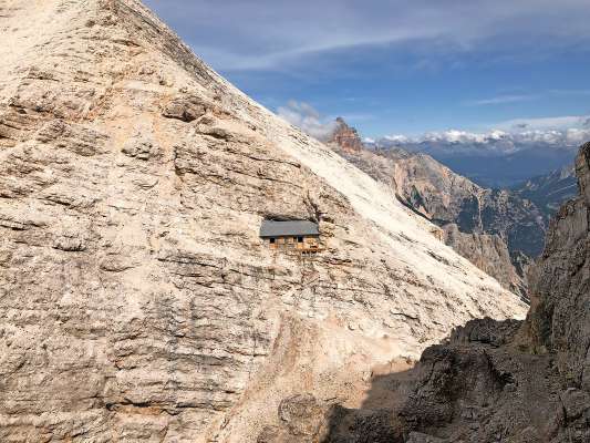 El Bivacco Buffa di Perrero, in forzela Padeon. (Foto de Mauro Alverà de Śan)
