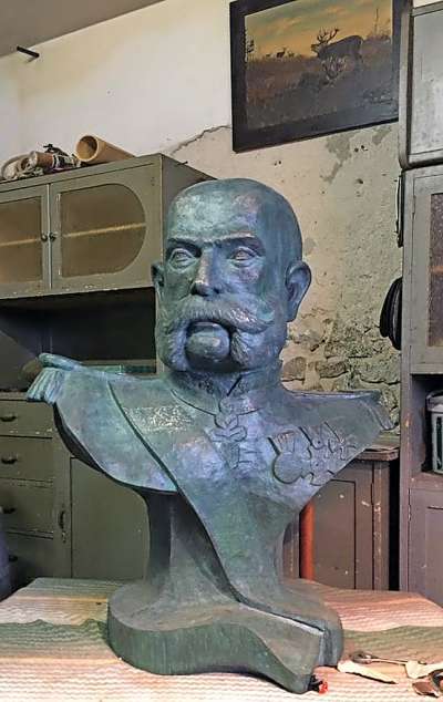 El bust del Imperadou Franz Joseph, opera del artist Gianni Pezzei »Baiol«.
