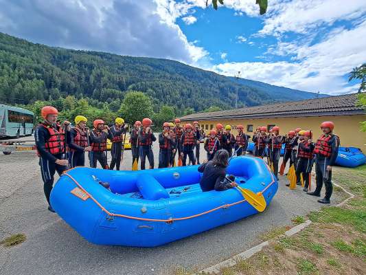 »Na domënia nte rua fè rafting coi scizeri da Fodom. Chilò davánt de piè via, duc atenti a scouté su le spiegazion dei acompagnadous.«
