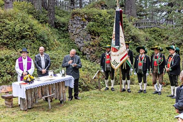 El Capocomun de Badia Iaco Frenademetz ten sue parole de salut. (foto F.Planinschek)
