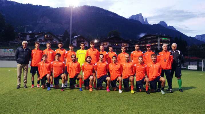 La Pruma squadra del Fascia Balon coi alenadores e l president Walter Ghetta.
