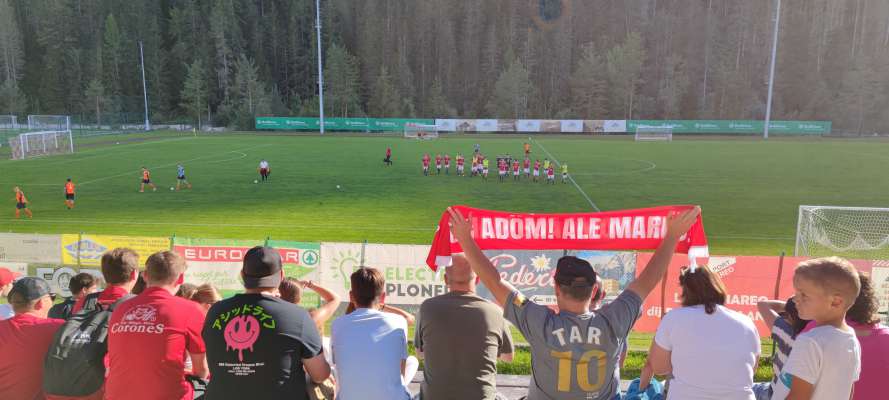 Fans dl Mareo sön les tribunes dl ciamp de ciasa. (Foto: Facebook/ASC Mareo)
