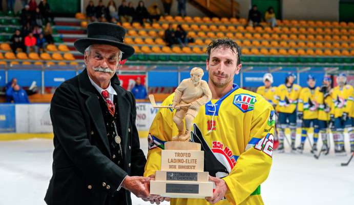 Fernando Brunel ge dèsc l pest a Martin Castlunger, capitan di Fascia Falcons (foto Doriano Brunel)
