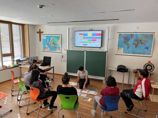 I insegnanc y les insegnates &aacute; fat depl&uuml; ores de formaziun cun i dui coordinadus. 
