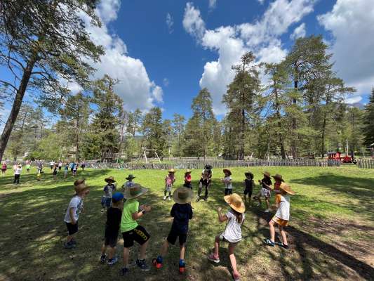 Bal&eacute; tl c&euml;rtl &ecirc; &ouml;na dles ativit&eacute;s preod&uuml;des tratan l'ediziun da d'aisci&ouml;da. 
