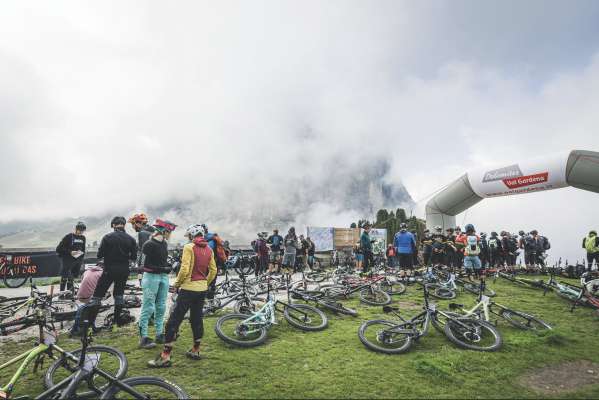 La grupes se cëla ju l percors dan pië via (foto: ASP/Lia dl Turism de Sëlva).
