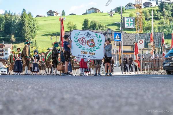 La tofla dl iubileum i é jüda danfora ala defilada. (Foto: © Gianvito Coco)
