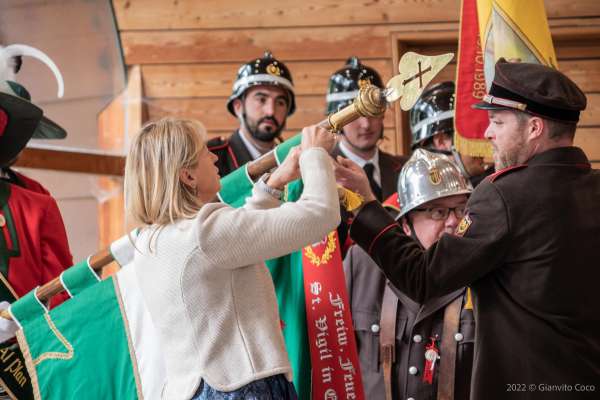 La tota dla bandira Gabriella Pitscheider taca sö les vëtes dla festa. (Foto: © Gianvito Coco)
