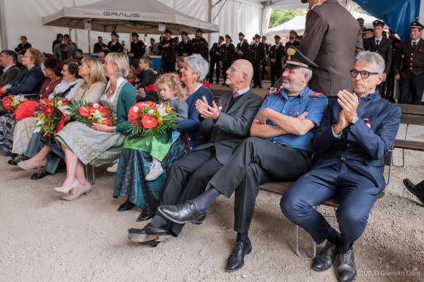 Autorités y totes pro la festa. (Foto: © Gianvito Coco)
