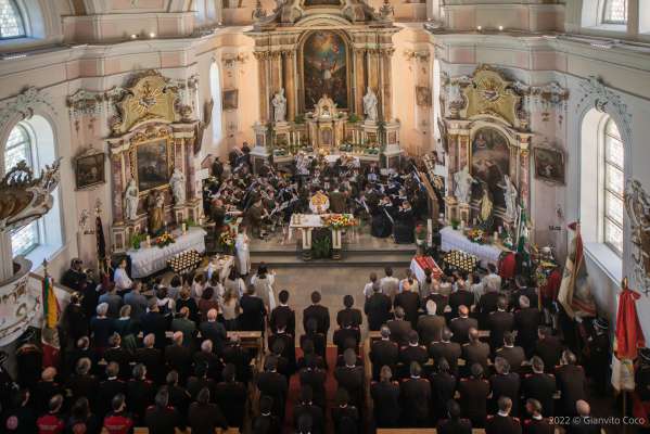 Tratan la santa mëssa, abelida dala Musiga d’Al Plan. (Foto: © Gianvito Coco)
