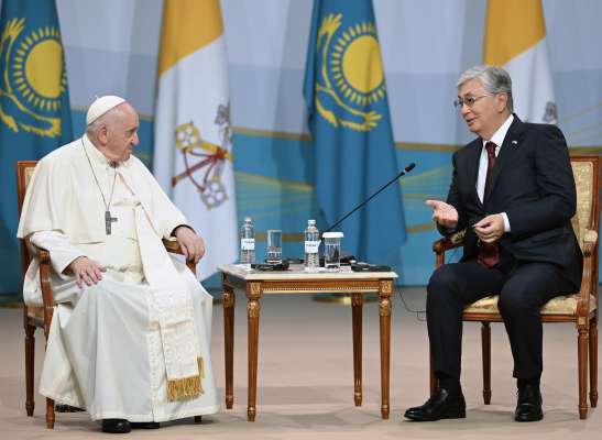 Le Papa cun le presidënt dl Kazakhstan Qasym-Jomart Toqaev. foto: plata web ofiziala dl presidënt Qasym-Jomart Toqaev
