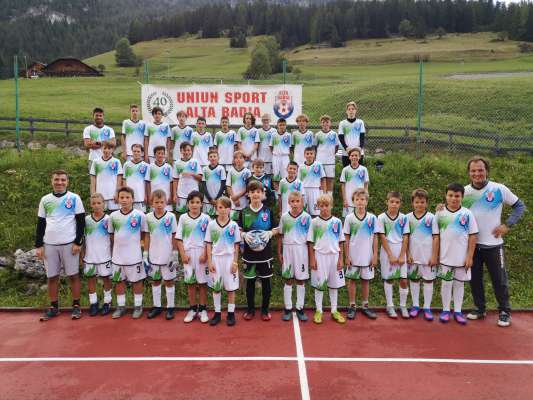 foto1: Les scuadres dl'U.S. Alta Badia cun la malia nöia: iadô i Jonins (U14), t'amez l'U12 y dancá l'U10. 
