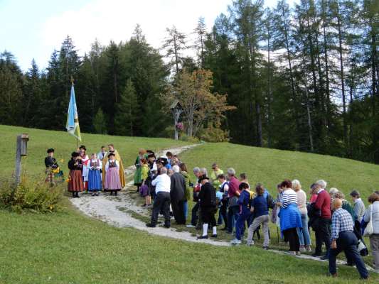 N moment sul troi de la Via Crucis da Sèn Linert a Oies, te la bela cornisc del ambient coi colores da d’uton. 
