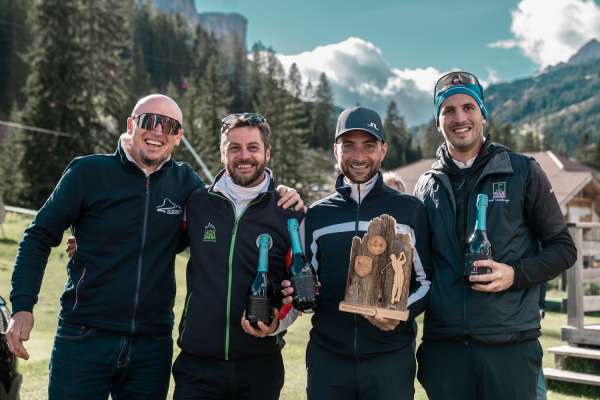  Sön la foto (dmc) le diretur dla Scora de Schi da Corvara Tomas Deiaco adöm cun i maestri che á davagné le torné, Christian Alton, Peter Pescollerungg y Nicoló Camurri. 
