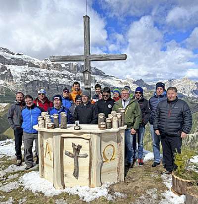 El Coro Fodom, che a acompagné la S. Mëssa, scior pleván don Andrea e l Capocomun Leandro Grones davánt al auté e i ciuc coi inom de le Vijinánze fac col len de Vaia.
