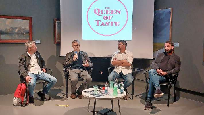 Luigi Dariz, Heinrich Abram, Davide Santer e Marco Del Favero, che i à contà de el so laoro, fato intrà ra crodes de ra Dolomites.
