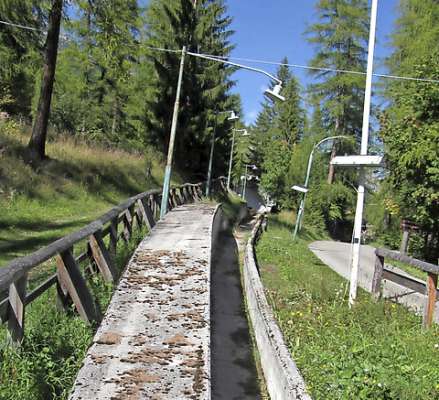 Agnó vara ra strada de ra pista da bob Eugenio Monti in Anpezo? Un projeto da 85 milioi de euro, doi ane de laoro, par aé un inpianto da dorà par ra Olimpiades 2026 e par un doman, canche el costarà 400 mile euro a ‘l an.
