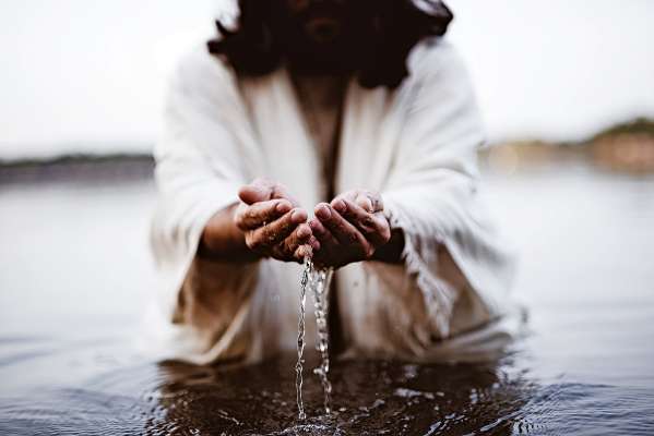 media/k2/galleries/21038/thumbs/biblical-scene-jesus-christ-drinking-water-with-his-hands_web.jpg