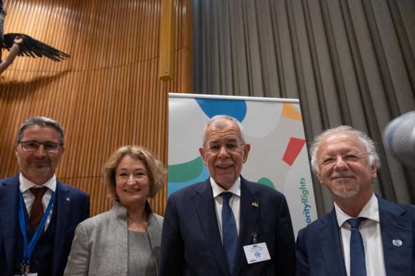 Da man ciampa le presidënt dla Provinzia Arno Kompatscher, Ilze Brands Kehris (assistënta secreter general por i Dërc umans al'ONU), le presidënt dl‘Austria Alexander Van der Bellen y le portaúsc di dërc umans dan al’ONU Fernand de Varennes. (foto: ajentöra stampa provinziala bz)
