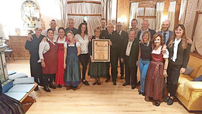 Par fei śì inaante polito un hotel beśen se cordà co i lourantes; a ‘l hotel Franceschi i é de ciaśa, deboto ‘na familia. Lore i à donà un cuadro de len, fato da ‘l artista anpezan Andrea Gaspari de Min.
