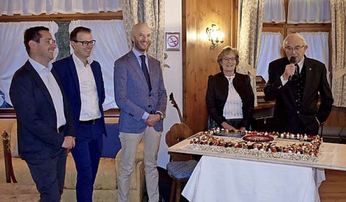 El capocomun de Anpezo Gianluca Lorenzi Chenopo; i fardiei Matteo e Andrea Franceschi de Matia, con so mare Carla e so pare Ernesto.
