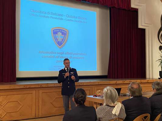 Le dotur Peter Mazzurana dla Polizia de Stat da Balsan. 
