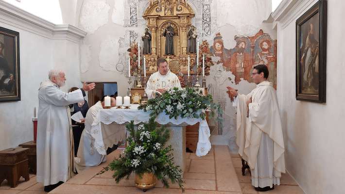 A dì mesa par San Franzesco ‘l ea el pioan don Ivano Brambilla; don Giuseppe Pedandola che i dia ‘na man; don Andrea Constantini Ghea, pree anpezan, ancuoi pioan in Fodom.
