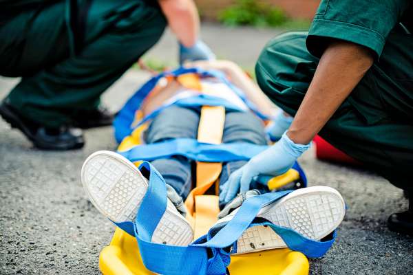 media/k2/galleries/21274/thumbs/paramedic-team-rescuing-young-critical-patient_web.jpg