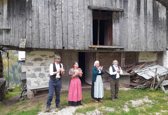 David Dorich, Letizia Pezzei, Ilaria Chiocchetti e Ivano Favè de la compagnia “Trei carc de ora“ à spilenà con gran braura.
