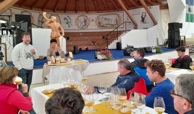 La degustazion per i operadores con abinament de bira e formaes col professor Renato Nesi e Anna Cassan de la Mèlga de Fascia.
