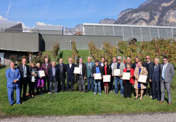 I Maestres del comerz premié col president Maurizio Fugatti.
