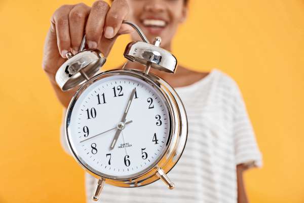 media/k2/galleries/21423/thumbs/close-up-alarm-clock-woman-s-hand-isolated_web.jpg
