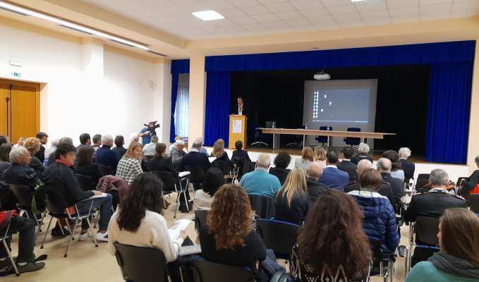 L sorastant Federico Corradini ge dèsc l benvegnù a duc i entervegnui al convegn.
