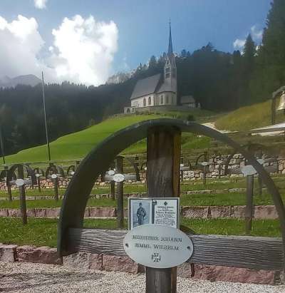 Un di recorc da mort troé e metui su la croujes de la cortina de vera sun Ciaslir da Manuel Adami.
